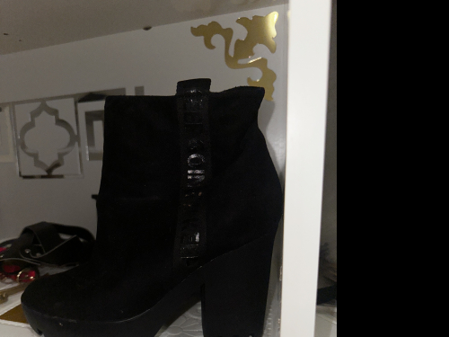 Schwarze Stiefel mit schriftzug